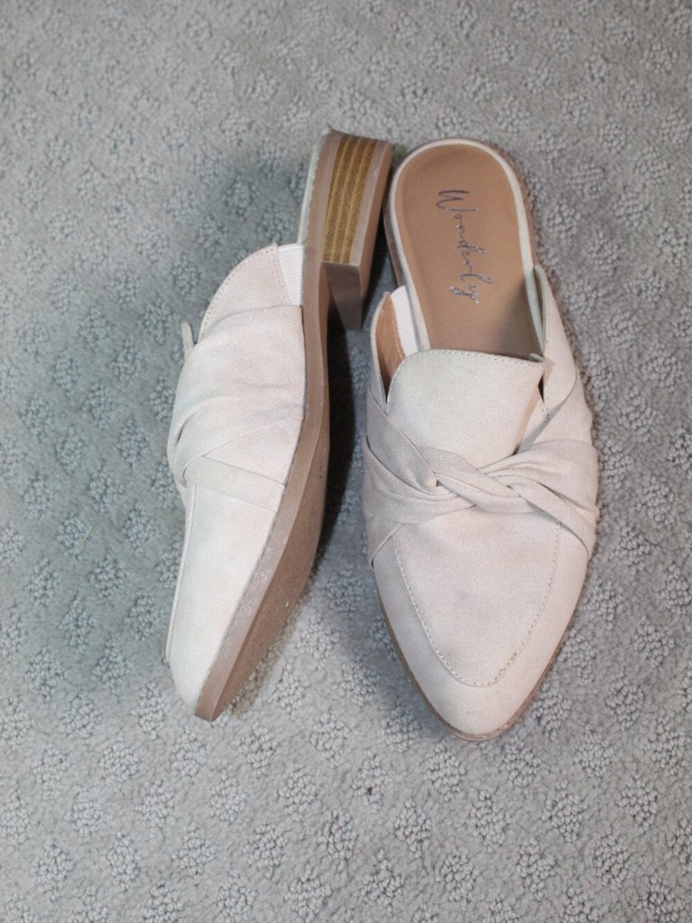Wonderly Size 7M Cream Twist Accent Almond Toe Mules